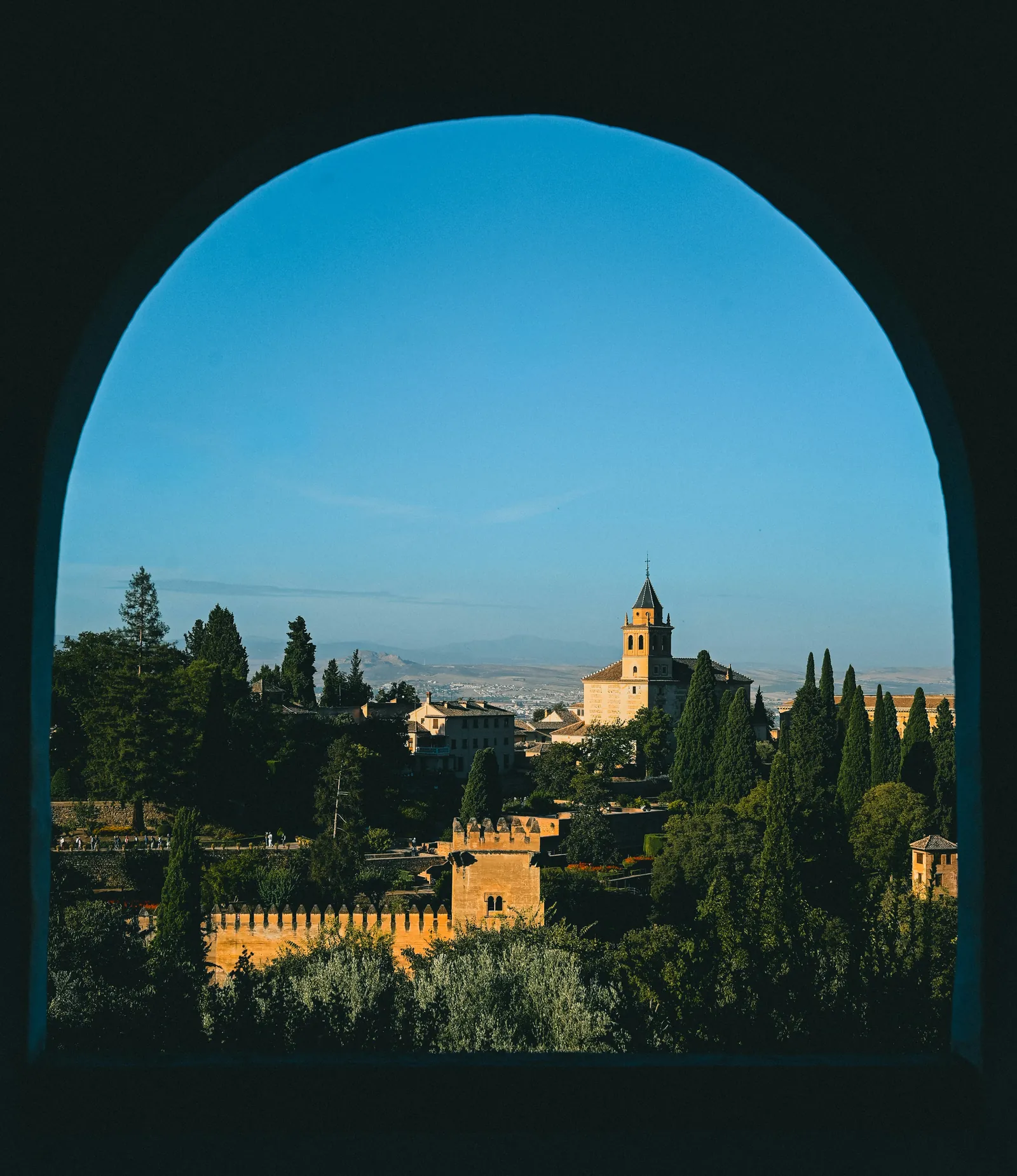 L'Alhambra di Granada vista attraverso un arco moresco
