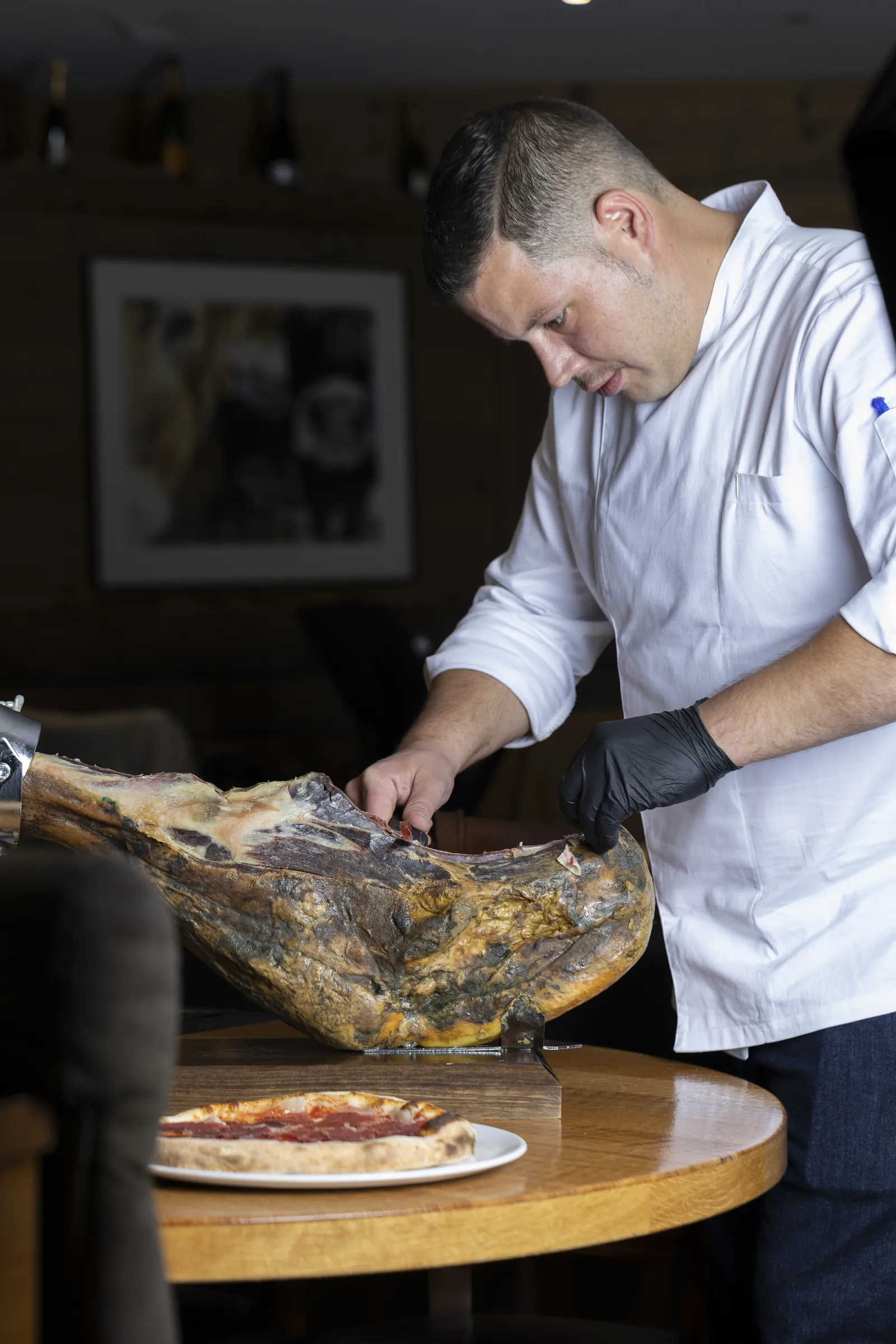 Lo chef David Arellano taglia il jamón a mano