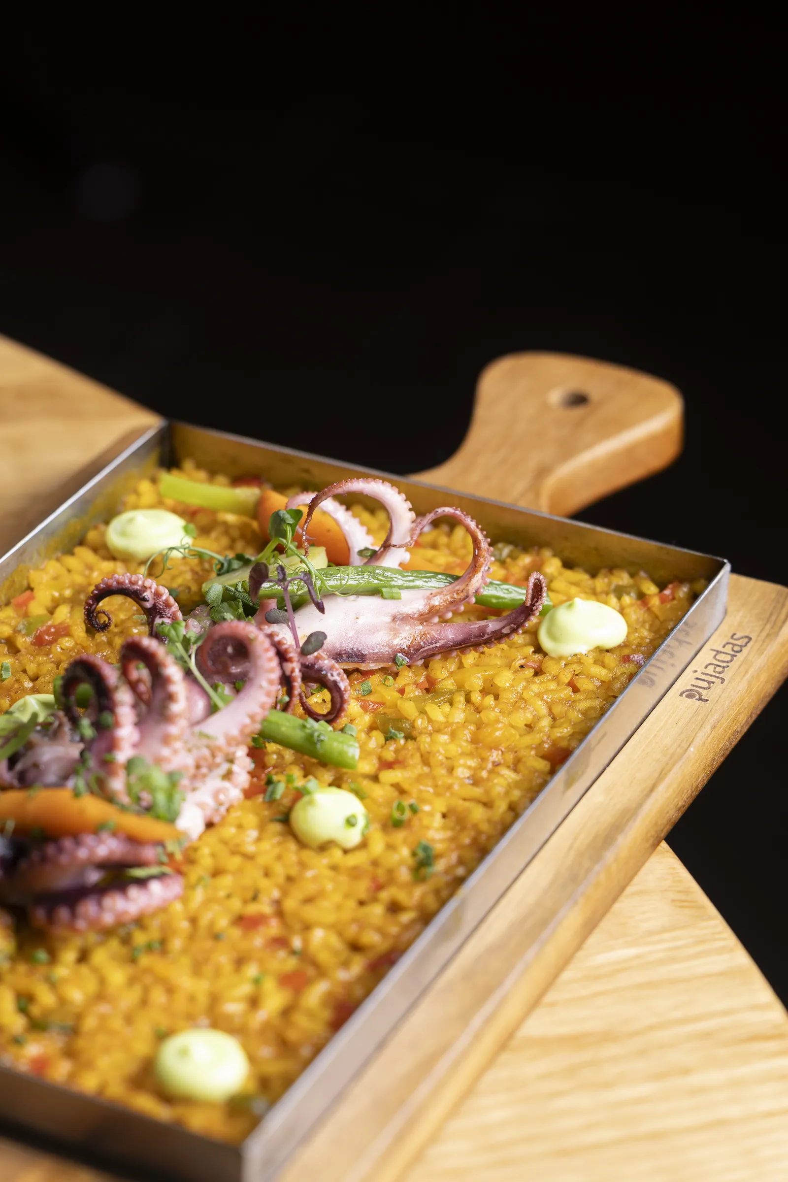 Paella con polpo di scoglio e asparagi verdi