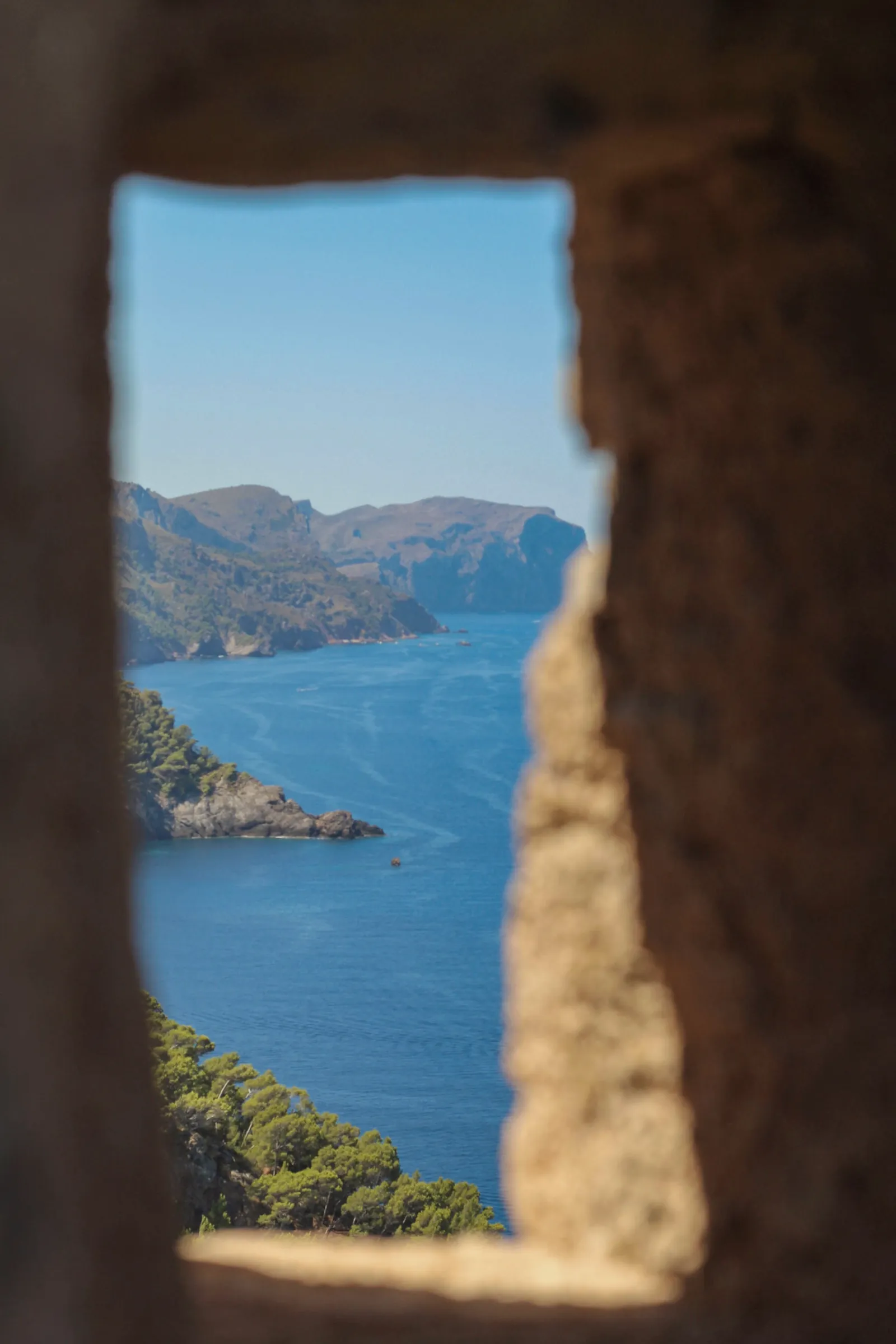 Blick durch ein Steinfenster aufs Mittelmeer, Mallorca