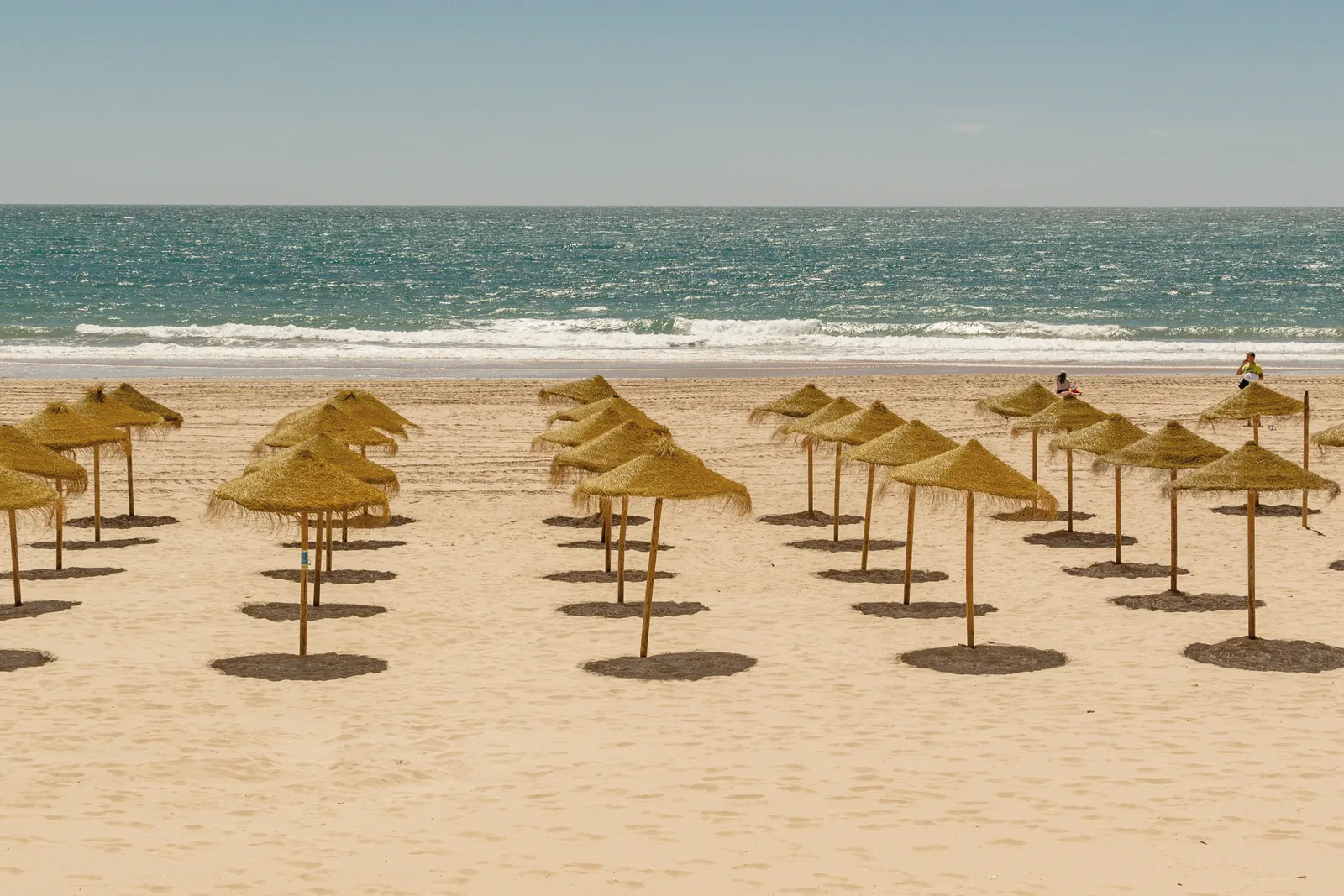 Ombrelloni di paglia sulla spiaggia di Cadice