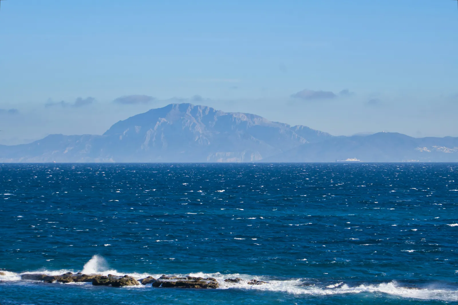 Windiges Meer, Berge am Horizont