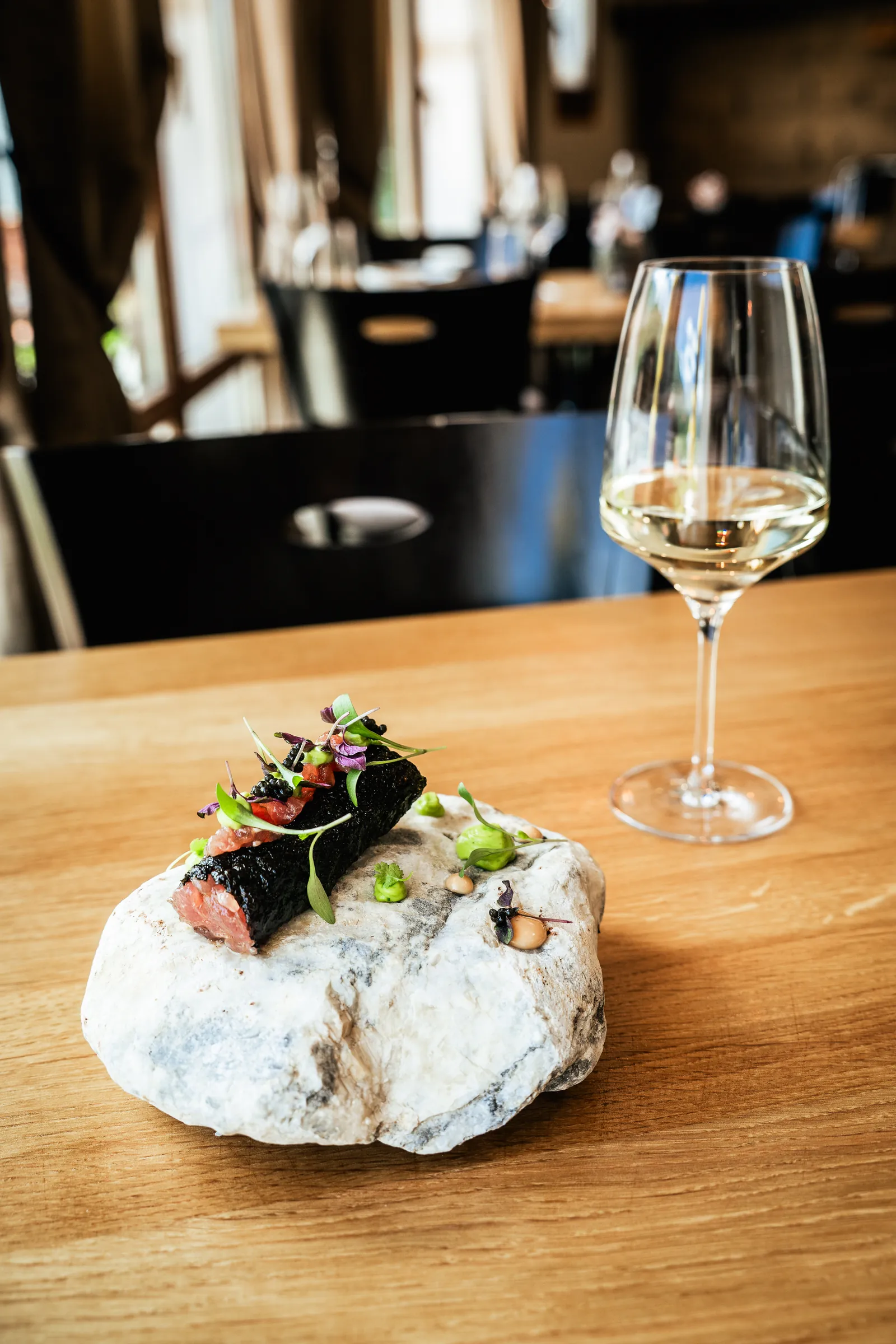Taco croccante di nori con tartare di tonno su pietra