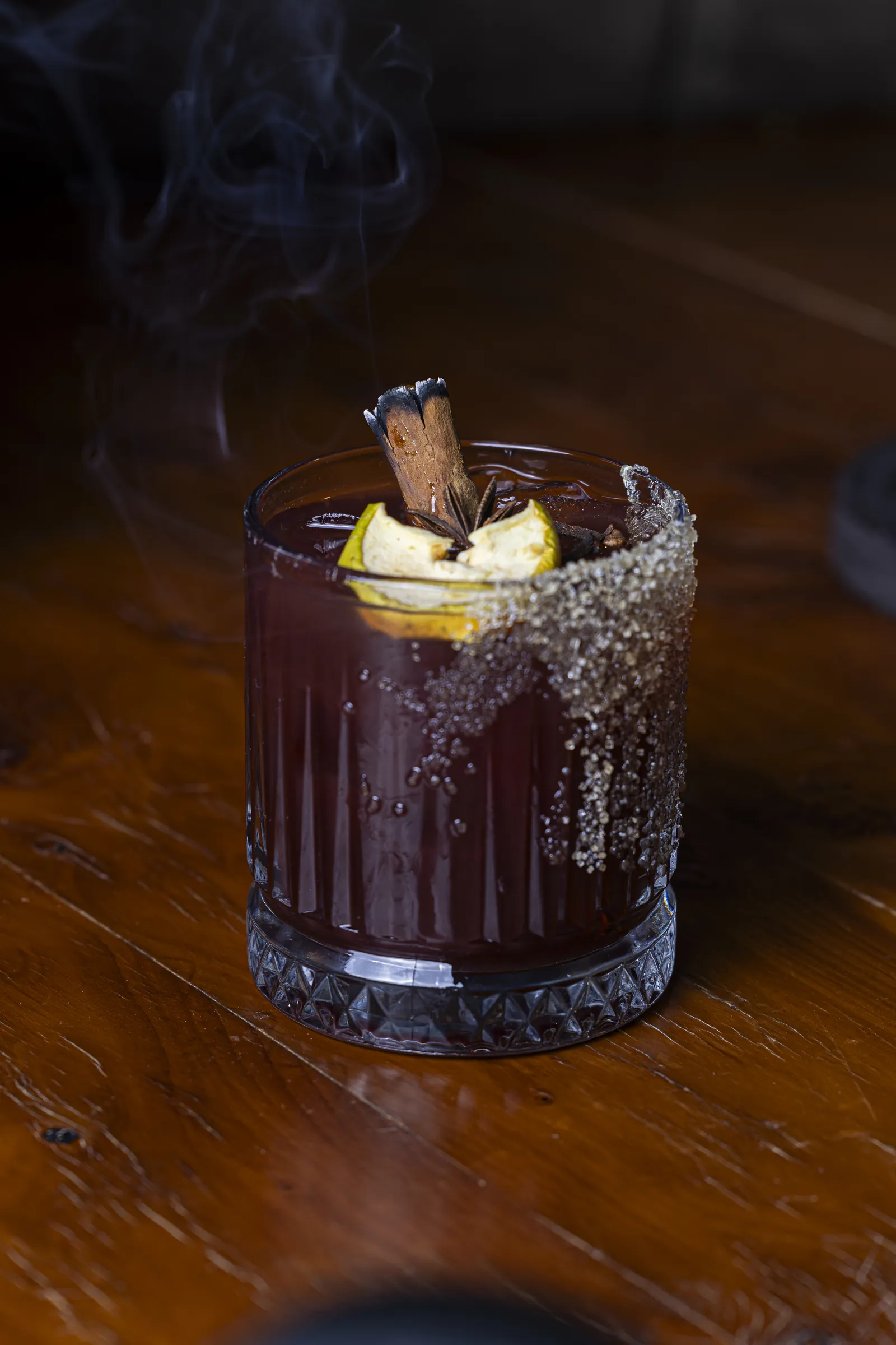 Cocktail con fumo e cannella