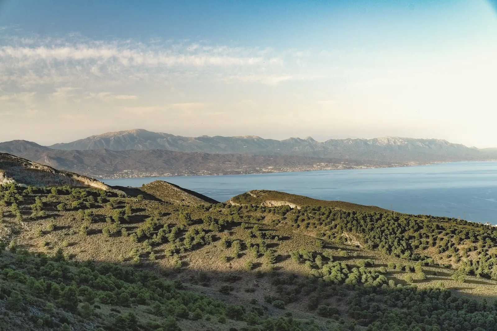 Colline che scendono al mare, montagne all'orizzonte – Andalusia