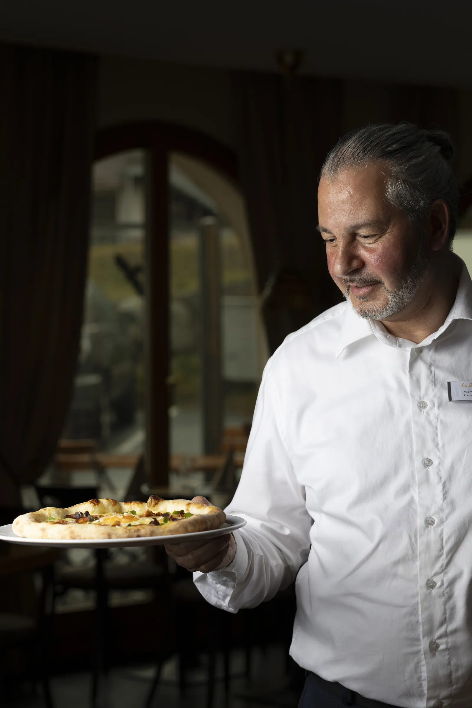 Una pizza portata al tavolo nel ristorante