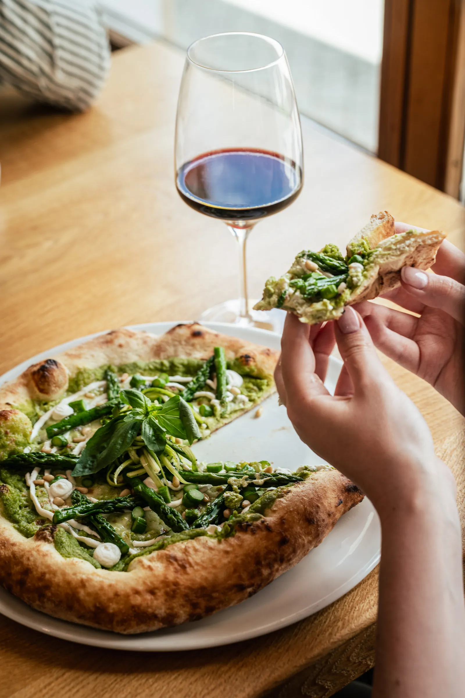 Pizza con pesto di zucchine e asparagi verdi