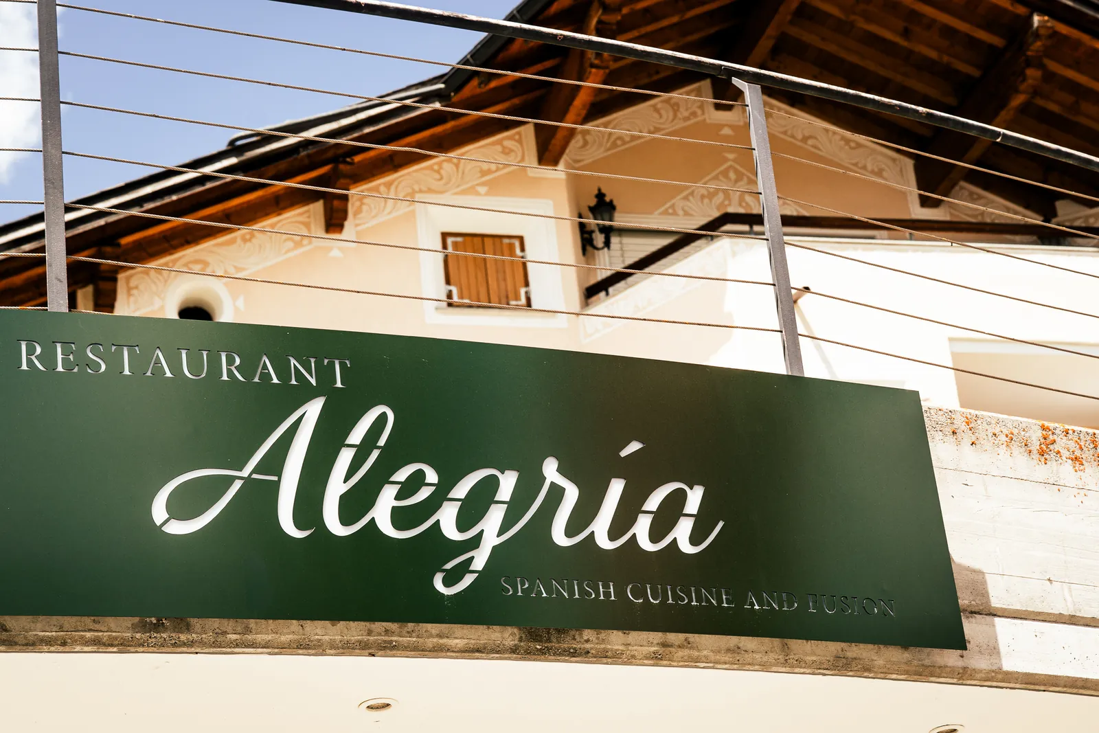 Entrada del Restaurant Alegría en Zuoz